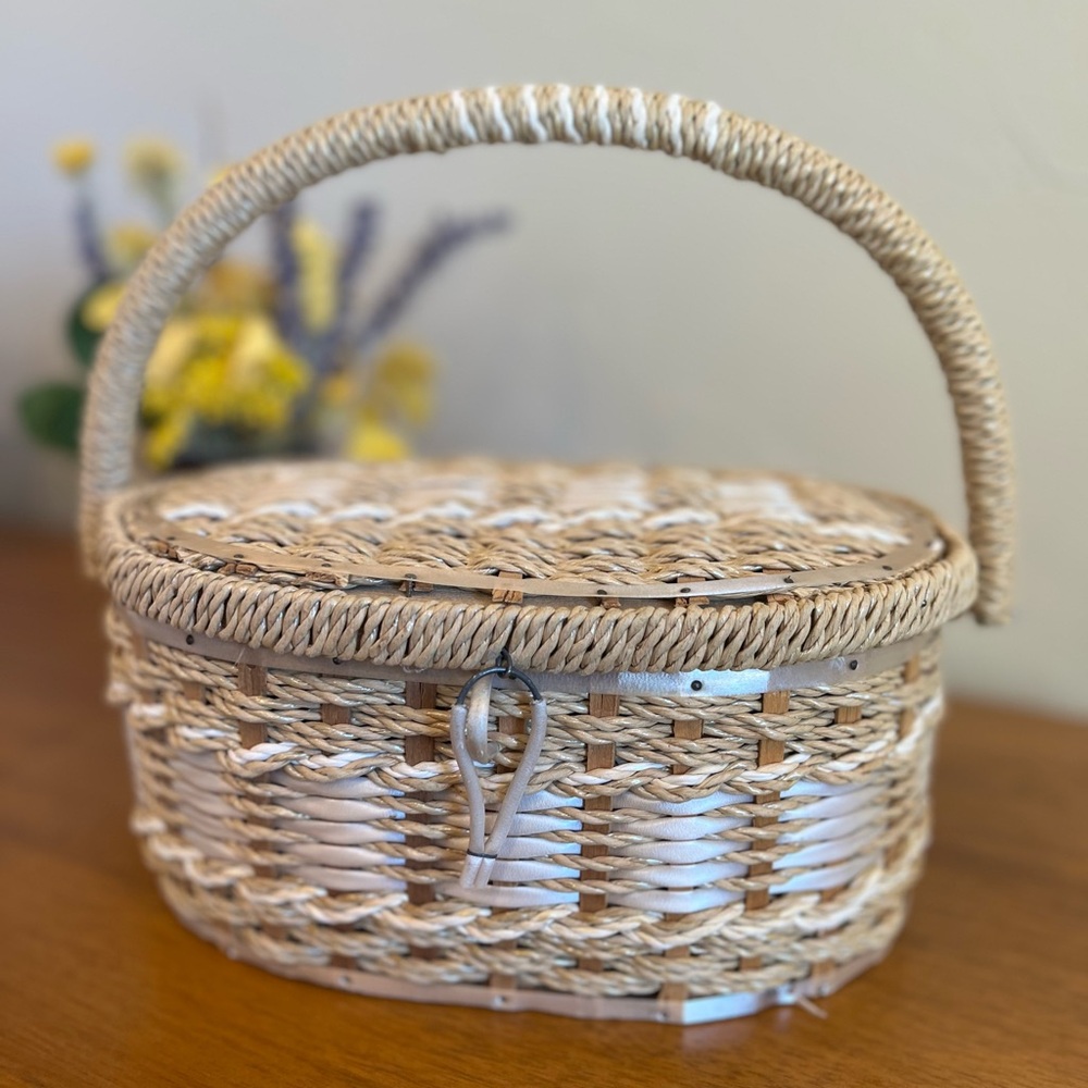 Vintage sewing basket with Handle and vintage sewing notions included